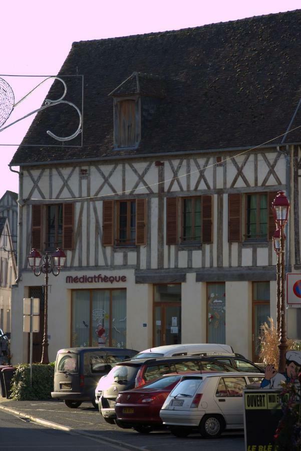 Gite "La Mesangerie" Villa Chateau-Renard Bagian luar foto